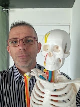 Fred le Rebouteux avec un modèle anatomique de squelette